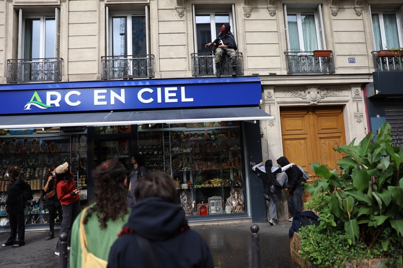 <p>Sosyal medyaya yansyan grntlere gre, eylemciler Chambery kenti merkezindeki dner kavan etrafnda bisiklet srerek trafii yavalatt.</p>