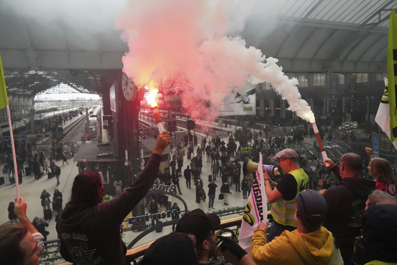 <p>Polis ekipleri, bakent Paris'in 20. blgesindeki Helene-Boucher Lisesi'nin giriini kapatan eylemcilere biber gazyla mdahale etti.</p>