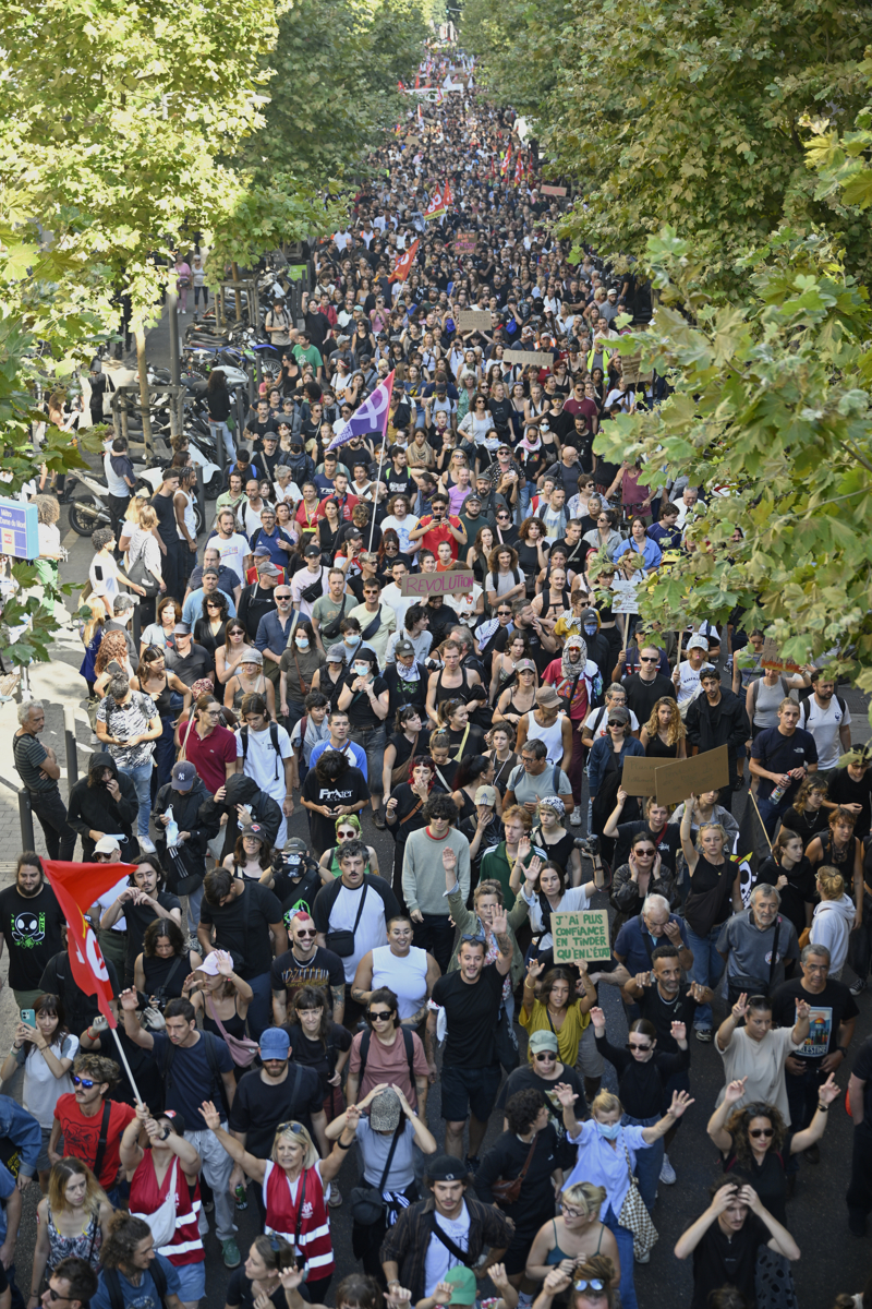 <p>Olay yerinde yaanan ve sosyal medyaya yansyan arbedede, eylemciler polise p kutular ve farkl cisimler frlatt.</p>