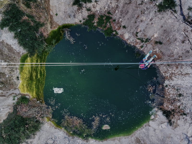 <p>Aynı zamanda "iple erişim" uzmanı ekip üyeleri 45 metre çaptaki obruk üzerinde emniyet halatları kurup yaklaşık 40 metre derinliğe indi. Ekip üyeleri, yüzlerce kuşun yuva yaptığı obruğun dip kısmından gökyüzünü izledi.</p>