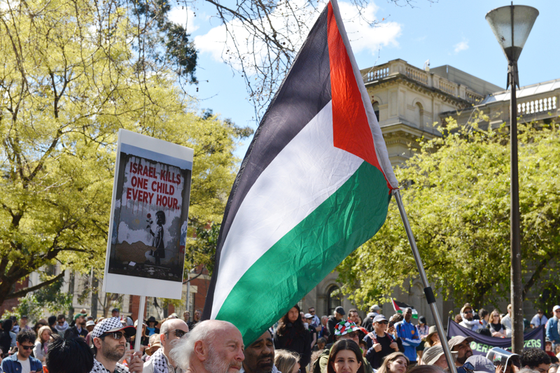 <p>Polisin geniş güvenlik önlemleri aldığı Melbourne kent merkezindeki gösteri yaklaşık 3 saat sürdü.</p>