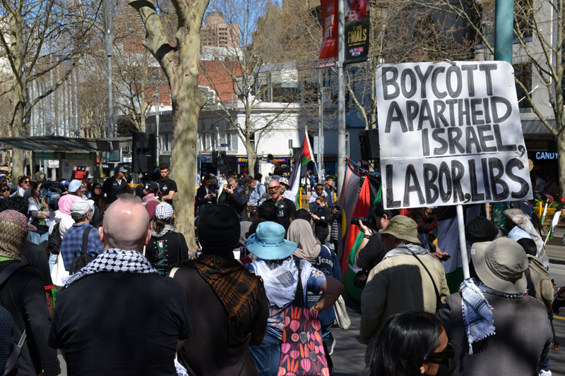 <p>Eski Melbourne Belediyesi Meclis Üyesi Jamal Hakim, AA muhabirine yaptığı açıklamada, "Burada 100 haftadır ailelerle birlikte, farklı görüşlerden, kendilerini Avustralyalı olarak tanımlayan insanlarla barışçıl şekilde protesto düzenliyoruz. Ne yapılması gerektiğini biliyoruz, hemen yaptırım uygulanmasını istiyoruz. Çünkü bizim hükümetimiz, İsrail'in işlediği suçlara destek vererek suç ortaklığı yapıyor." ifadelerini kullandı.</p>