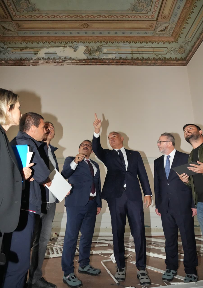 <p>Bakan Mehmet Nuri Ersoy, tarihi <a href="#0" target="_blank">Haydarpaşa</a> Garı'nda çalışmaları yerinde inceleyerek sürece ilişkin bilgi aldı.</p>