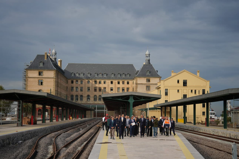 <p><b><i>Ersoy, açıklamada şu ifadelere yer verdi:</i></b></p><p><br></p><p><br></p><p>"Tarihi Haydarpaşa Garı, tren taşımacılığı sürerken kültürün ve sanatın da merkezi olacak. Tarihi yapıda başlattığımız büyük dönüşümü yerinde inceleyerek proje alanında sürece ilişkin bilgiler aldık. Anadolu Yakası'nı çok yakında yeni bir kültür ve sanat merkezine kavuşturacağız. Projemiz hızla devam ediyor.</p>