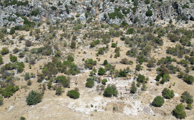 <p>Antik kentin merkezi olarak bilinen kilesinin yaklaşık 30 metre batısında sondaj gerçekleştirdiklerini aktaran Özcan, 'Sondaj çalışmamızda bir kısmı kiler, bir kısmı da aşevi olarak kullanılan bir yer gördük. Bu durum Geç Antik Dönem'de kilisenin artan önemine işaret ediyor. Çalışmamızda ne kadar karbonlaşmış olsa da bazı tohum ya da tahıllara rastladık. Bu da çok önemli. Belki ilerleyen çalışmalarda sağlam biçimde günümüze ulaşmış ata tohumlarına ulaşma ihtimalimiz var.' diye konuştu.</p>
