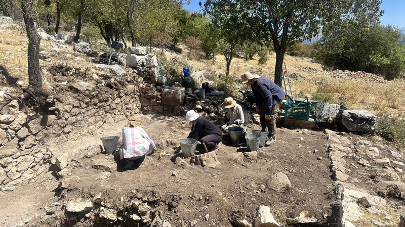 <p>Zindan Mağarası önündeki Kybele (Meter) kült alanı, antik çağda yalnızca kentin değil, tüm bölgenin en önemli kutsal merkezlerinden biri olarak biliniyor.</p>