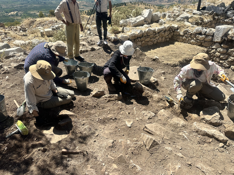 <p>Özcan, 'Kent, Roma İmparatorluğu zamanlarında Atina, Pergamon gibi kentlerin oluşturduğu, 12 kentin üye olduğu bir Panhellenion Birliğinin parçasıymış.' dedi.</p>