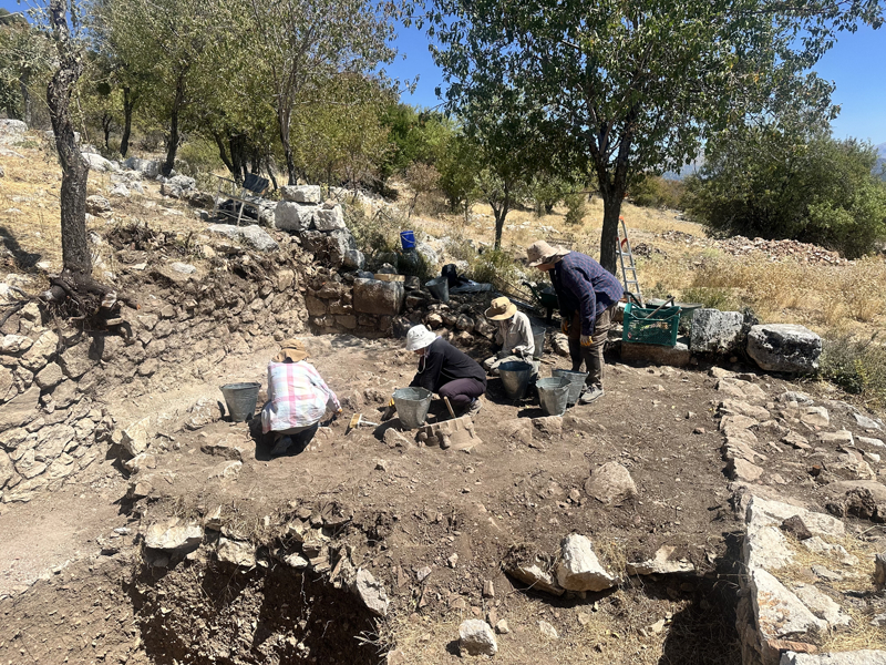 <p>Kentte 2. yüzyıldan itibaren para basıldığını kaydeden Özcan, Zindan Mağarası önünde yapılan kazılardan bu bilgiye ulaştıklarını bildirdi.</p>
