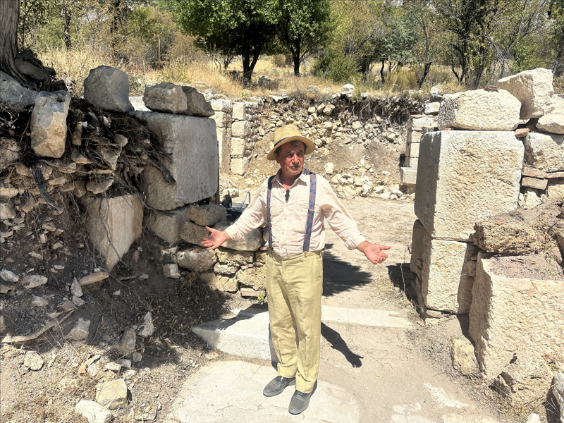 <p>Tohum ve tahılların bulunmasının tarım tarihine ışık tutan çok kıymetli bir bulgu olduğunu vurgulayan Özcan, 'Bu, o dönemde insanların beslenme kültürünü, ekolojik uyumlarını ve ekonomik yaşamlarını anlamamıza yardımcı oluyor. Aynı zamanda günümüz tarımı için de genetik çeşitlilik açısından önemli.' dedi.</p>