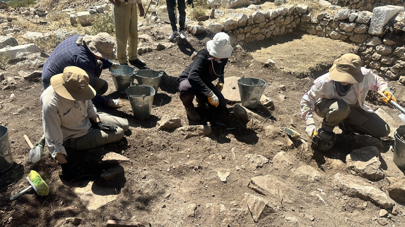 <p>Kentin bastığı sikkelerde Kybele'nin yanı sıra Zeus, Dionysos, Hermes ve Dioskurlar gibi tanrıların tasvir edilmesi, inanç çeşitliliğini ortaya koyuyor.</p>