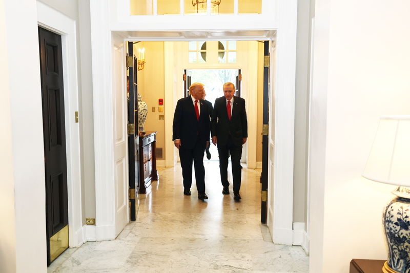 <p>İki lider karşılama töreninin ardından basına açıklamalarda bulunmak için Oval Ofise geçti.</p>