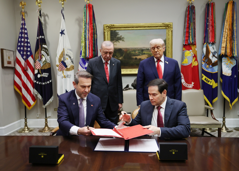 <p>Görüşme sonrasında Cumhurbaşkanı Erdoğan ve ABD Başkanı Trump, nezaretinde iki ülke arasında anlaşma imzalandı. Türkiye adına anlaşmaya, Enerji ve Tabii Kaynaklar Bakanı Alparslan Bayraktar imza attı.</p>