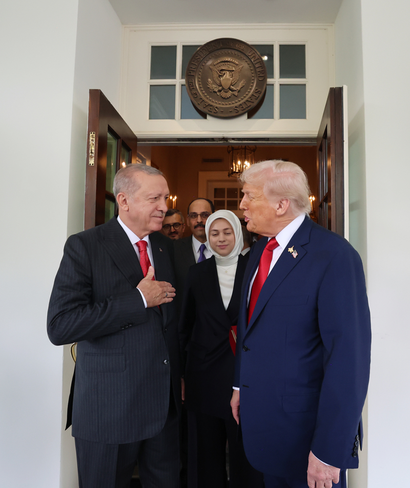 <p>Oval Ofis'teki baş başa görüşmenin ve heyetler arası öğle yemeğinin ardından ABD Başkanı Trump, Cumhurbaşkanı Erdoğan'a kapıya kadar eşlik etti.</p>