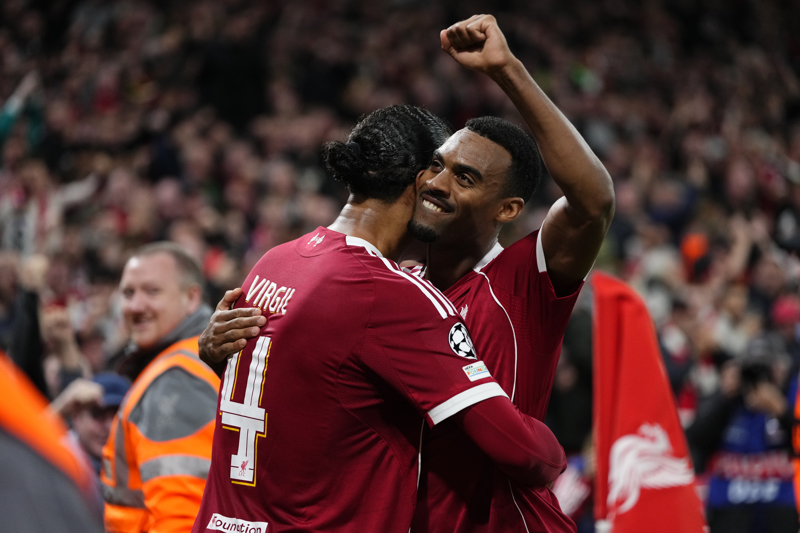 <p><b>SON 14 MAÇIN 13'ÜNÜ KAZANDI</b></p><p>Şampiyonlar Ligi'nin grup/lig aşamasında oynadığı son 14 maçın 13'ünü kazanan Liverpool (1M), bu aşamadaki son 23 karşılaşmanın 22'sinde en az bir gol sevinci yaşadı.</p>