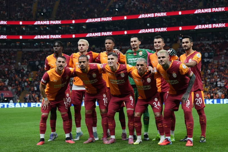 <p><b>BİRER GALİBİYET ALDILAR</b></p><p>Bugüne kadar Galatasaray ile Liverpool arasında oynanan dört Avrupa kupası maçında taraflar birer galibiyet aldı (2B). Sarı-kırmızılı ekip, iki takımın Aralık 2006'daki son karşılaşmasında rakibini 3-2 mağlup etti (Şampiyonlar Ligi).</p>