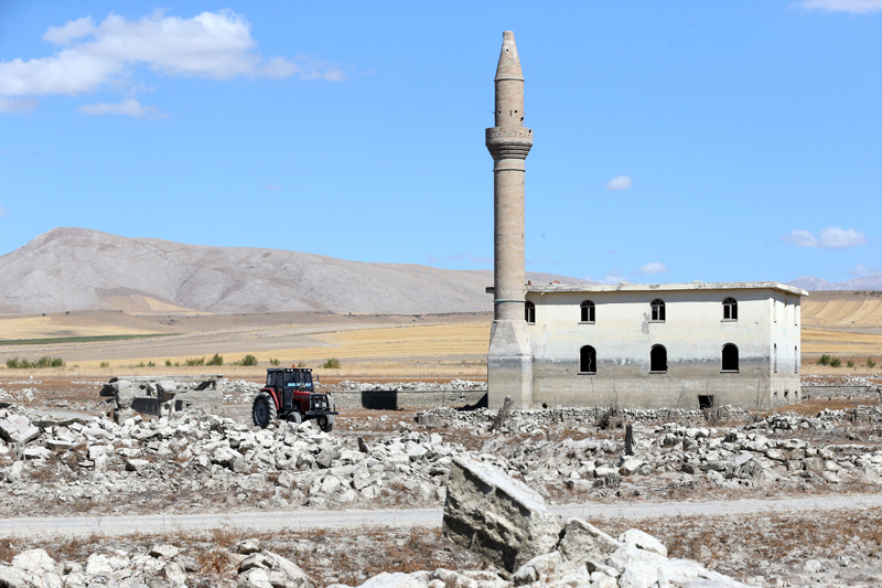 <p>Çalışkan, eski köylerini gördükleri için mutlu olduklarını ancak suların çekilmesinden de endişe duyduklarını dile getirdi.</p>