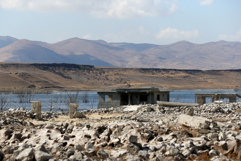 <p>Bu yıl aşırı su kaybı olduğunu vurgulayan Çalışkan, "Sular 1 kilometre çekildi. Daha önceden de böyle bir şey yaşanmamıştı. Barajın seviyesi çok yüksekti. İşte bu gördüğünüz kısımlarda bahçelerimiz vardı. O bahçelerimizi suluyorduk. Ürün yetiştirip, çoluğumuzu çocuğumuzu geçindirmek için bir mücadele ediyorduk ama şimdi ise su 1 kilometre araziden uzaklaştı. Tarımsal sulama da yapamıyoruz. İklim olarak da bu sene kötü bir süreç geçirdik." ifadelerini kullandı.</p>