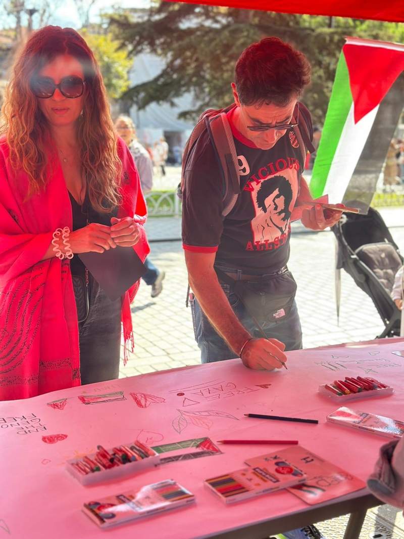 <p><strong>Yetim Vakfı'nın öncülüğünde düzenlenen 'Filistinli Çocuklar İçin Çiz!' etkinliği, Gazze'de yaşanan acılara dikkat çekmek ve savaşın ortasında hayalleri ellerinden alınan çocukların sesi olmak amacıyla gerçekleştirildi.</strong></p>