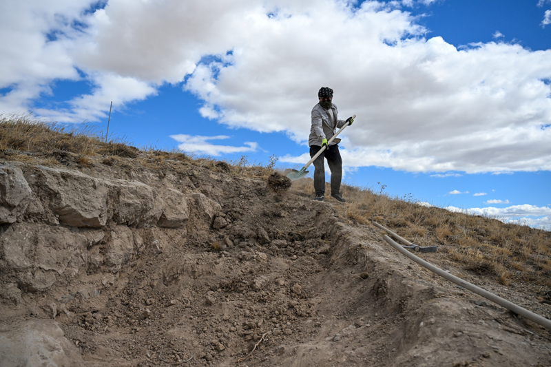 <p><p></p></p><p><b> 'ADIR ALTINDA KAZI DEVAM EDECEK'</b></p><p><br></p><p>Prof. Dr. Mehmet Ikl, AA muhabirine, kaak kaz srasnda bulunan Garibin Tepe'deki kaz ve koruma almalarnn srdn syledi.</p>