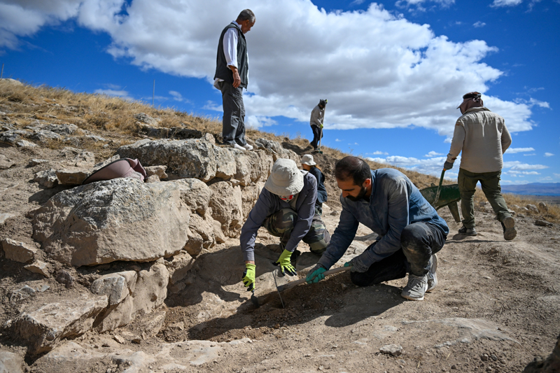 <p>l Jandarma Komutanlna bal ekiplerce koruma altna alnan blgede geen yl aslan heykelinin bulunduu yere yakn noktada rastlanlan duvarlarn, alann yerleim yeri karakteristii hakknda nemli bilgiler vermesi bekleniyor.</p>