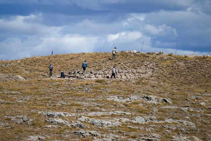 <p>Kent merkezine 30, kaz almalarnn 38 yldr yapld Ayanis Kalesi'ne ise 3 kilometre mesafedeki Garibin Tepe'de, Kltr ve Turizm Bakanlnn izniyle Atatrk niversitesi Edebiyat Fakltesi Arkeoloji Blm retim yesi Prof. Dr. Mehmet Ikl bakanlnda balatlan arkeolojik kazlar bu yl da devam etti.</p>