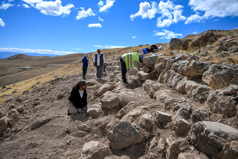 <p><p></p></p><p><b>'GARBN TEPE BZE OK BYK SRPRZLER VERYOR'</b></p><p><br></p><p>Geen yl Urartu sanatnda rnei grlmeyen aslan heykelleriyle karlatklarn ifade eden Ikl, unlar kaydetti:</p>