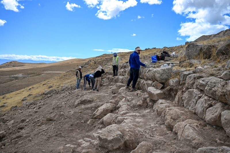 <p>Kuzey tepede duvar resimlerinin olduu mekanlar, antsal kerpi mimari ve 20 devasa depolama pitoslarnn (topraktan yaplm byk kp) olduu alanlar ortaya kardk. Bu alann zerine byk bir adr yaplacak</p>