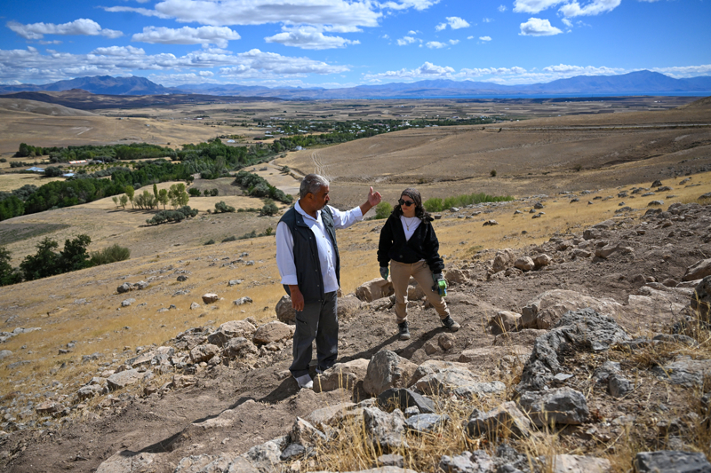 <p>'Heykellerin bulunduu tepelerin etrafn eviren devasa duvarlar var. Bunlarn ne olduunu anlamak iin duvarlar amaya baladk. Atmz duvarlar neticesinde burann hem yerleim karakteristiini, yani kale mi, yoksa baka amala kullanlm bir alan m onu anlamaya alacaz. </p>