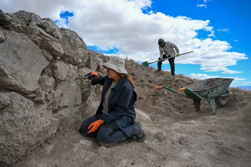 <p>nceki yl yaplan kazlarda 'Urartu dnemine ait dnyada hibir yerde ele gememi ve ok iyi korunmu duvar resimlerine eritiklerini' hatrlatan Ikl, 'Buras kuzey ve gney tepe diye iki alandan oluuyor. </p>