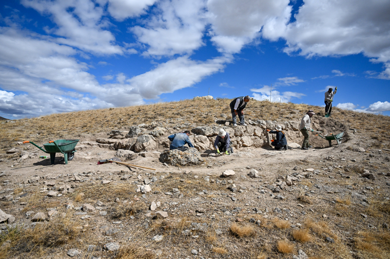 <p>Byk pithoslar, aslan heykelleri, devasa duvar sslemeleriyle ok byk bir krali yatrmdan bahsediyoruz. Ayanis Kalesi'ne bu kadar mesafede neden iki yerleim alan yapldn bilmiyoruz. </p>