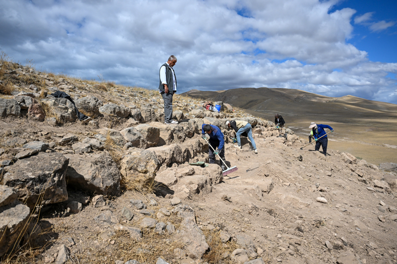 <p> Byk antsal, dini ve krali mekanlar tayan teras duvarlar ya da alan boydan boya evreleyen gl surlar da olabilir. Arkeoloji dnyas ile blgedeki kltr ve sanatseverlerde byk bir heyecan ve merak uyandrd.</p>