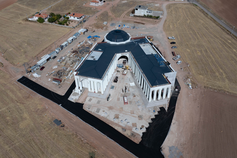 <p>Yaklak 6 bin metrekarelik alanda ina edilen klliyenin mimarisinde Alevi inan ve geleneinin izlerinin yanstldn vurgulayan Yldrm, fiziki kapsam bakmndan Trkiye'nin ve dnyann en byk cemevi projesi olduunu ifade etti.</p>