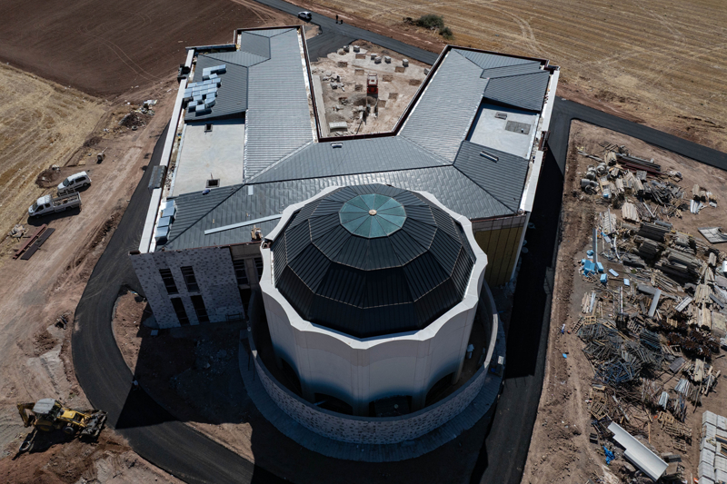 <p><b>- 'ALEV NANCINI, GELENEN CEMEVNE, DERGAHA YANSITIYORUZ'</b></p><p>Klliyenin bodrum, zemin ve birinci kat olmak zere 3 kattan olutuunu, cem salonunun tavannn krlang motifiyle 7 kat gkyzn temsil edecek biimde tasarlandn anlatan Yldrm, 'Burann iinde cemevinin 4 kaps vardr. Kaplardan biri eriat, biri tarikat, biri marifet, biri hakikattir. 40 makam vardr. Her bir kemer bir makama gre ayarlanmtr. Cem salonunun zeri 12 kelidir, bu da 12 imam temsil eder. Alevi inancn, geleneini cemevine, dergaha yanstyoruz.' dedi.<b></b></p>