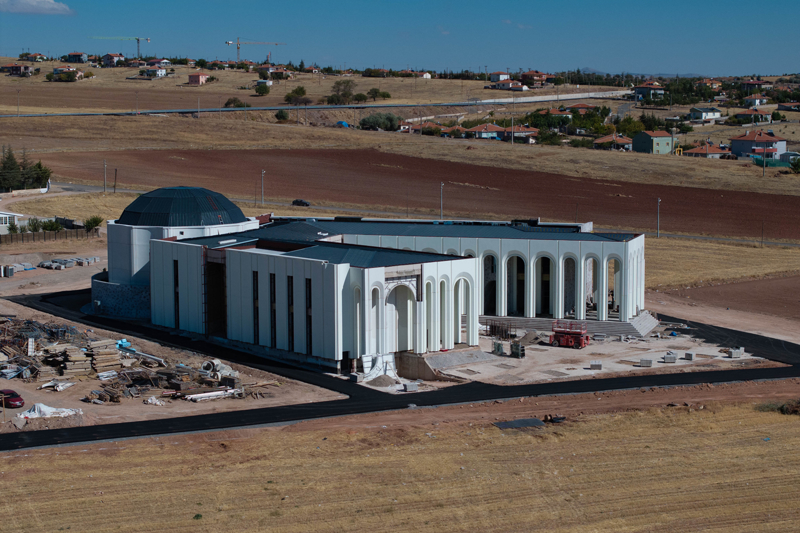 <p><b>- LK DAVETYE BAHEL'YE VERLD</b></p><p><b><br></b></p><p>MHP Genel Bakan Baheli'nin sreci yakndan takip ettiini vurgulayan Yldrm, 'Sayn Genel Bakanmz sk sk 'Bir an nce an' diyerek sreci takip etti. lk davetiyeyi ben Sayn Genel Bakanmza arz ettim. Kendisi ok mutlu ve memnun oldu. nk insan 15 yl evvel bir yerden arsa alr, kafasnda byle bir proje olur. Bunun hayata gemesini grmek nemli bir i. O ynden ok mutlu oldu, memnun oldu.' dedi.<b></b></p>