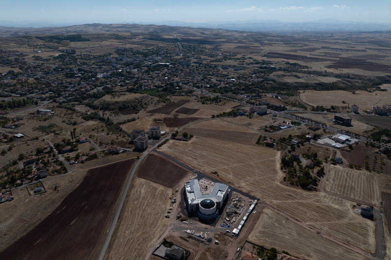 <p>Yldrm, 'Vaktiyle klcal damarlara provokasyonlar yaplmtr, karde kavgas kartlmtr. Onlar geride kald. Biz nmze bakyoruz. Anadolu'da Ouz'un birliinin, inancyla da efendim Alevi ile Snni birliinin bir sembol olacaktr. Tm vatandalarmz ala davet ediyoruz.' ifadelerini kulland.</p>