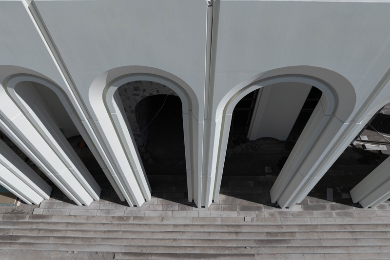 <p>Horasan Erenleri Cemevi Klliyesi'nde yaklak 307 metrekarelik cem salonu, 50 aralk kapal, 15 aralk ak otopark, 160 kiilik ok amal toplant salonu, fuaye alan, dede odas, sohbet odas, yemek salonu, sanayi tipi mutfak, kurban kesim alan, gasilhane, morg ve misafirhane, 50 yatak kapasiteli 22 misafir odas ve 2 atlye bulunuyor.</p>