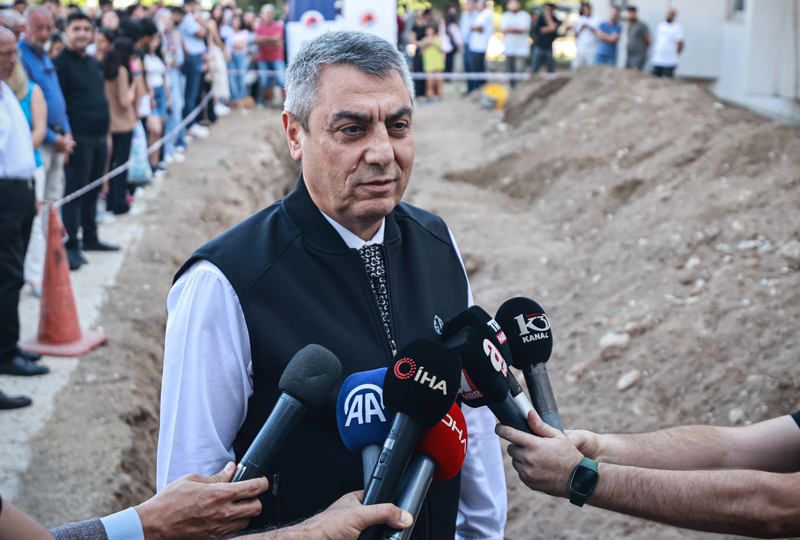 <p>Kentte 2021'de kıyıya vuran Fin balinasının MEÜ Yenişehir Kampüsü'nde gömülerek 4 yıl sonrasını öngören ekibi kutlayan Toros, "Şu an kazısını beraber yaptığımız bilimsel etkinlik, aynı zamanda önemli bir eğitim etkinliğiyle beraber yürüyor. Öğrencilerimizle beraber yürütülen önemli bir kazı oldu. 400'e yakın öğrencinin buraya kayıt yaptırarak faaliyete katılmak istediğini biliyoruz." dedi.</p>