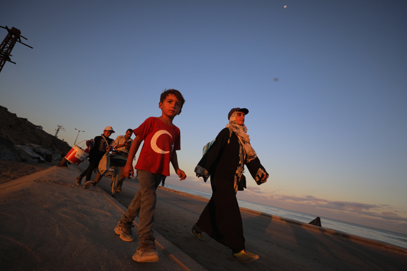 <p>Evlerine dönen yüzlerce kişi, İsrail saldırılarında tamamen yıkılan evlerinin enkazı üzerine çadır kurmak zorunda kaldı.</p>