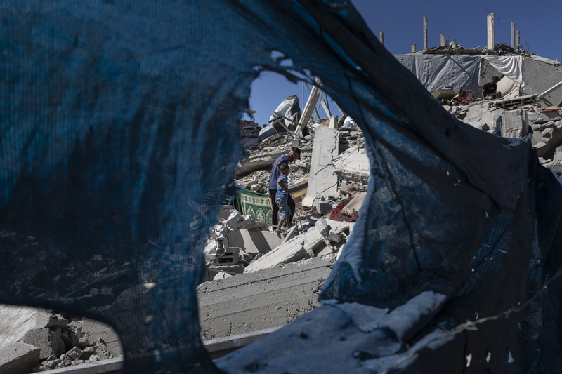 <p>Ehil, "Burası çöle dönmüş. Ne bir ev kalmış ne de başka bir şey. Bütün mahalle yerle bir olmuş. Evler kısmen değil tamamen yıkılmış. Ne zamana kadar bu şekilde yaşayacağız. Artık başımızı sokacağımız bir ev bile yok." diyerek çaresizliğini dile getirdi.</p>