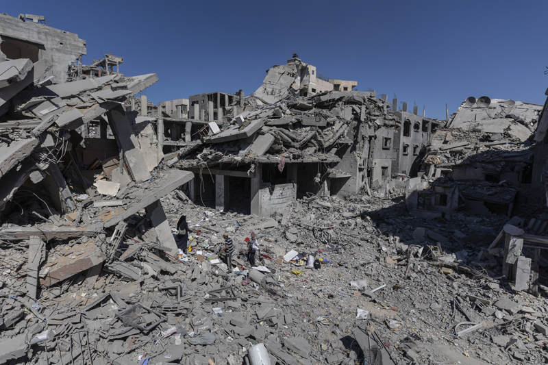 <p>Ancak geri dönen Filistinliler, karşılaştıkları yıkımı görünce büyük bir şok ve hüzün yaşıyor. Yine de tabii bir iç güdüyle "hayatta kalma" mücadelesine girişiyor ve su gibi temel insani ihtiyaçlarını bile gideremedikleri yerlerde çadır kurmaya ve her şeye "sil baştan" başlamaya çalışıyor.</p>