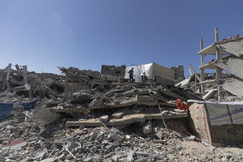 <p>Gazze kentindeki Nafak bölgesinde yıkılan 4 katlı evlerinin enkazına çadır kurmaya çalışan Muhammed Imad Ehil (16) de eskiden yaşamış oldukları mahallenin tamamen yıkılmış olduğunu söyledi.</p>