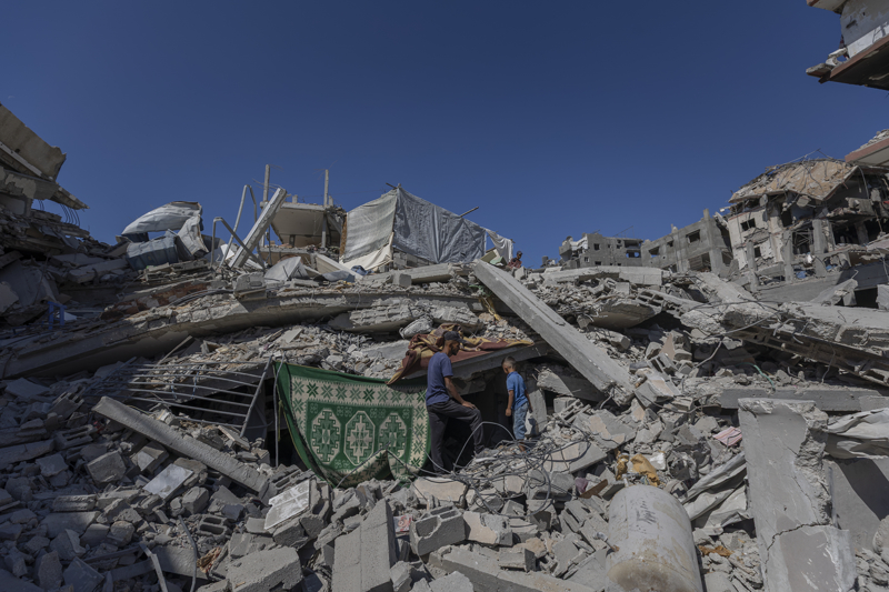 <p>Yıkılan binada 10 aile yani yaklaşık 50-60 kişinin yaşadığını ve bu insanların sokakta ve evsiz kaldıklarını söyleyen Ehil, suyun ve yiyeceğin olmadığı çöle benzer bu yerde insani ihtiyaçlarını nasıl karşılayacaklarını sordu.</p>