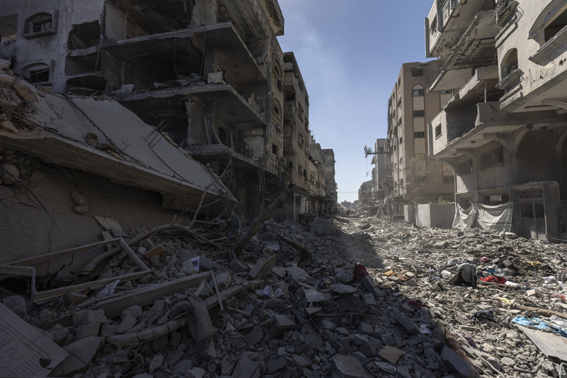 <p>Ehil, "Yıkılan binaların yeniden imar edilmesi lazım ve bu biz buradayken yapılmalı çünkü eğer bu topraklardan gidecek olursak İsrail'i Gazze'yi tamamen işgal etmeye yüreklendirmiş oluruz." diyerek her şeye rağmen Gazze'yi terk etmeyeceklerini vurguladı.</p>