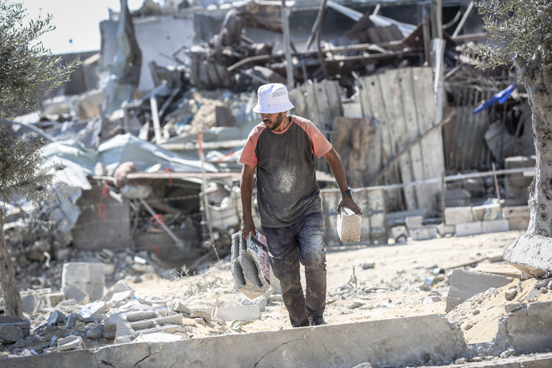 <p>El Ghussain ailesi, diğer Filistinli aileler gibi bölgede yaşanan yıkımın ardından konutlarını kendi imkanlarıyla yeniden inşa etmeye çalışıyor.</p>