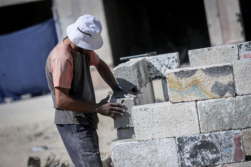 <p>Gazze Şeridi'nin kuzeyindeki Şeyh Rıdvan Mahallesi'nde El-Ghussain ailesi, yıkılan evlerini yeniden inşa etmek amacıyla enkazdan kalan taş ve malzemeleri kullanarak onarım çalışması yapıyor. </p>