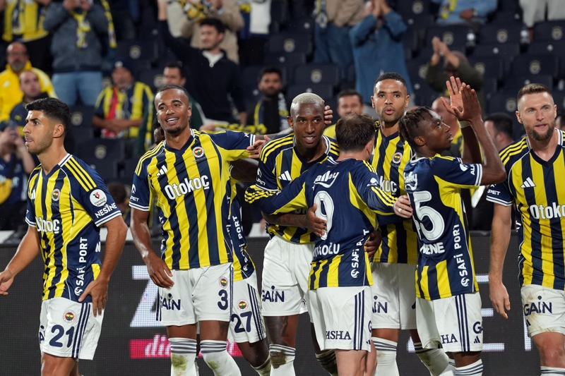 <p><b>FENERBAHÇE 5'TE 5 PEŞİNDE</b></p><p>Fatih Karagümrük ile oynadığı son dört Süper Lig maçını kazanan Fenerbahçe, bu rekabetteki en uzun galibiyet serisini tekrarlamak istiyor (Eylül 1960-Kasım 1983).</p>