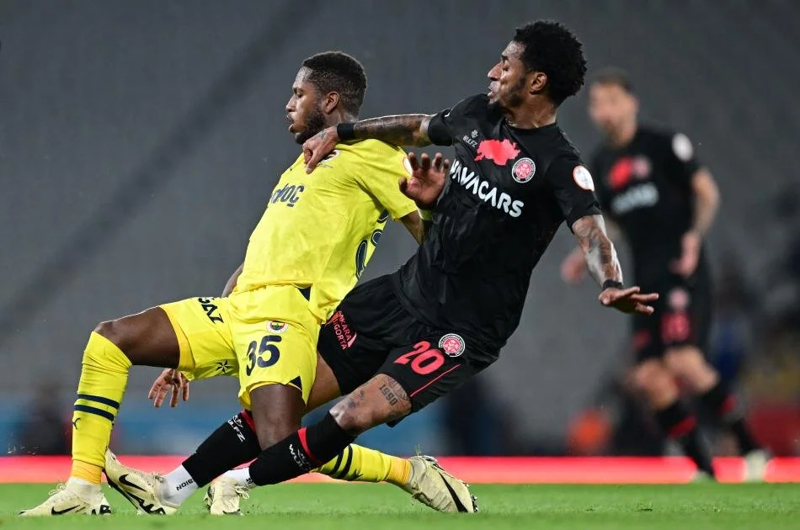 <p><b>KARAGÜMRÜK'TEN TEK GALİBİYET</b></p><p>Süper Lig tarihinde Fenerbahçe ile oynadığı 16 maçın birini kazanabilen Fatih Karagümrük (11G 4B), tek galibiyetini bu rekabetteki ilk karşılaşmada deplasmanda aldı (Kasım 1959).</p>