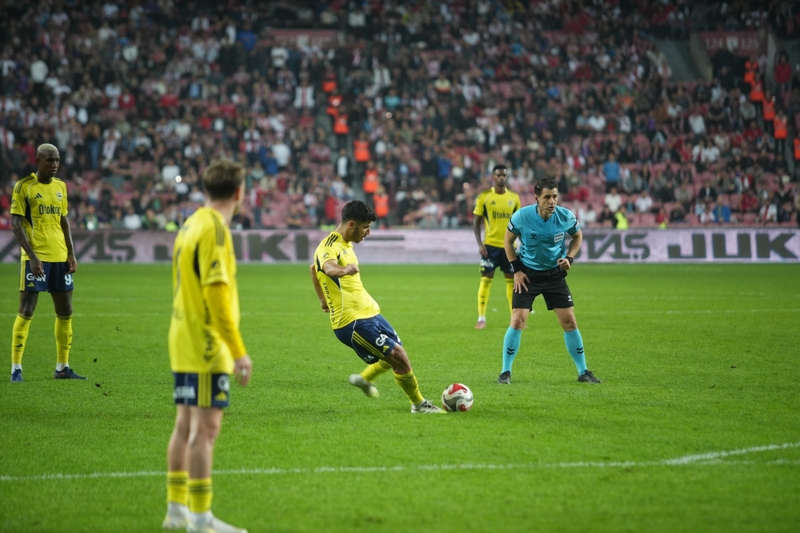 <p><b>2019/20'DEN BERİ EN DÜŞÜK PUAN</b></p><p>Bu sezon Süper Lig'de oynadığı sekiz maçta 16 puan toplayan Fenerbahçe (4G 4B), 2019/20'den (14) bu yana bu aşamalardaki en düşük puanında kaldı.</p>