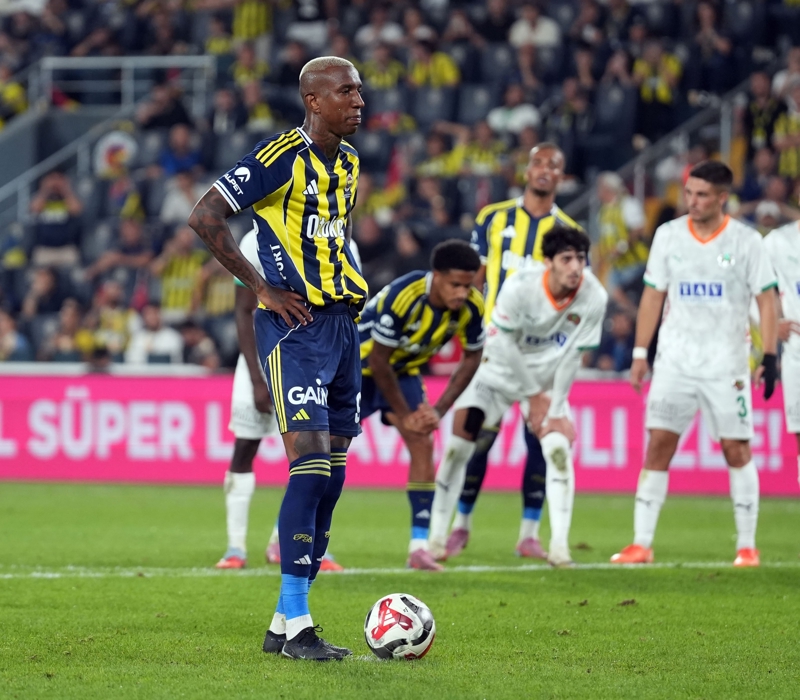 <p><b>İSTANBUL TAKIMLARINA KAYBEDİYOR</b></p><p>İstanbul takımlarıyla oynadığı son dört Süper Lig maçını kaybeden Fatih Karagümrük, hemşehri rakiplerinden üst üste 5+ mağlubiyet aldığı son süreci Eylül 1962-Şubat 1963 arasında yaşadı (7M).</p>