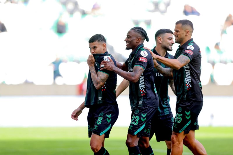 <p><b>ÜST ÜSTE 2 GALİBİYETİ YOK</b></p><p>Beşiktaş ile oynadığı son Süper Lig maçını 1-0 kazanan Konyaspor, lig tarihinde rakibini üst üste iki kez mağlup edemedi.</p>